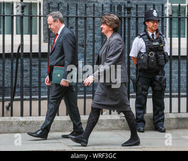 Westminster, London, 10. Sep 2019. DUP-Chef Arlene Foster und Stellvertretende Fraktionsvorsitzende Nigel Dodds eingeben Downing Street Nr.10 in Westminster, sagte zu treffen, Premierminister Boris Johnson. Die DUP ist derzeit in einer Koalition mit der konservativen Partei. Credit: Imageplotter/Alamy leben Nachrichten Stockfoto