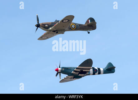 Ein Hurricane und Spitfire fliegen als Teil der Schlacht um England Memorial Flug am 2019 Southport Air Show Stockfoto