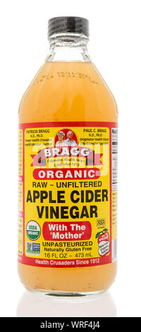 Winneconne, WI - 10. September 2019: eine Flasche Bragg Apfelessig mit Mutter auf einem isolierten Hintergrund. Stockfoto