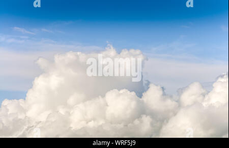 blauer Himmelshintergrund mit Wolken Stockfoto