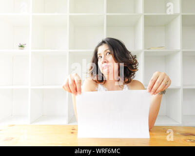 Attraktive schöne Frau mit leeren weißen Papier. Stockfoto