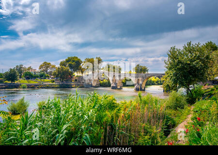 Die Brücke von Arta ist einer alten gewölbten Steinbrücke, die den Arachthos Fluss überquert im Westen der Stadt Arta in Griechenland. Stockfoto