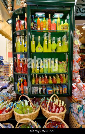 Traditionelle griechische souvenir Getränke, auf Verkauf in einem Laden in der Altstadt von Korfu, Korfu, Korfu, Kerkira, Griechenland, Ionische Inseln Stockfoto