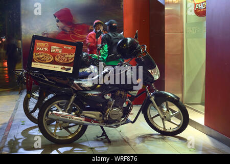 LIMA, PERU - 12. MÄRZ 2012: Motorräder stand vor der Promotion (Pizza Hut Lieferung) auf Jose Larco Avenue in Miraflores warten zu liefern Stockfoto