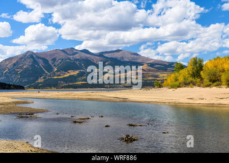 Herbst im Twin Lakes - ein sonniger Herbsttag Blick auf Twin Lakes an der Basis der zwei höchsten Gipfel, Mount Elbert und Mount Massive, der Rocky Mountains, CO, USA. Stockfoto