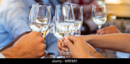 Wein weiß in Getränke für eine freundliche Party in einer Bar oder einem Restaurant serviert Stockfoto