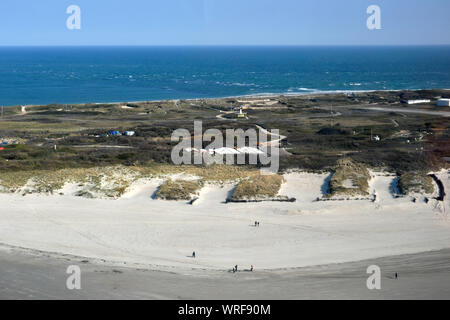 Luftbild auf Menschen zu Fuß auf dem Sandstrand von Die Insel Helgoland Dune (Deutschland) Stockfoto