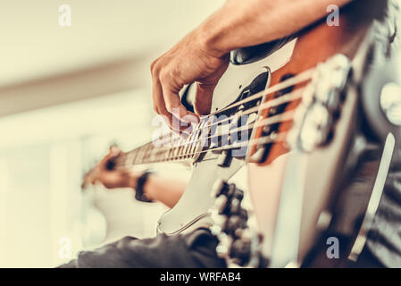 Ein Mann spielt eine Bass Gitarre Stockfoto