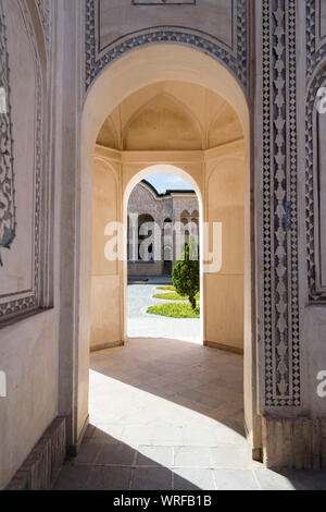 Tabatabai Haus, geschnitzten Wände und Passage, Kashan, Isfahan Provinz, Islamische Republik Iran Stockfoto