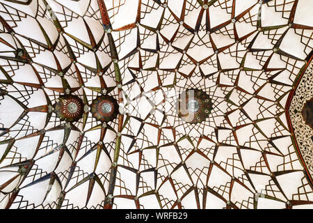 Tabatabai Haus, Decke des Business Zimmer, Kashan, Isfahan Provinz, Islamische Republik Iran Stockfoto