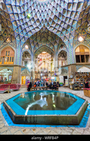 Hauptplatz mit Khan Amin al-Douleh Timche Dome, Alte Kashan Basar, Provinz Isfahan, Islamische Republik Iran Stockfoto