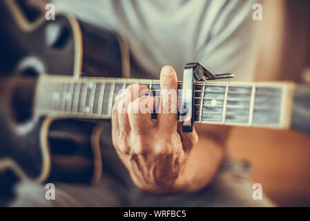 Ein Mann spielt Gitarre Stockfoto