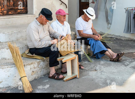 Angeln fallen, als "nasse", und Körbe in der Straße in der Altstadt von Gallipoli, Apulien, Italien bekannt. Stockfoto