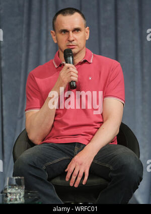 September 10, 2019, Kiew, Ukraine: Oleh Sentsov ist während der Pressekonferenz in Kiew, Ukraine, September 10, 2019 gesehen. Ukrainische Filmemacher Oleh Sentsov und einem Ukrainischen linker Aktivist Olexandr Kolchenko, der nach einem Gefangenen Austausch zwischen Russland und der Ukraine befreit wurden, haben die erste Pressekonferenz. (Bild: © sergii Kharchenko/ZUMA Draht) Stockfoto