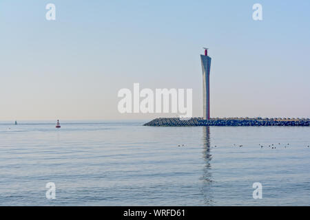 Pier mit modernen Radar towe, E+W Eggermont Architekten entworfen, auf einem Pier im Hafen von Ostende, Belgien, an einem sonnigen Tag mit blauen Himmel Stockfoto