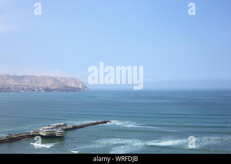 LIMA, PERU - 24. MÄRZ 2012: Blick auf das Restaurant La Rosa Nautica und die Küste von chorrillos am 24. März in Lima, Peru, 2012. Stockfoto