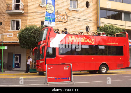 LIMA, PERU - April 1, 2012: Unbekannter Menschen auf Mirabus Sightseeing Bus vor dem Restaurant Rustica auf der Av. Diagonal in Miraflores Stockfoto