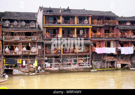 Fenghuang, China. September 13, 2015. Chinesische Häuser und Balkone an den Ufern des Tuo Jiang River in Fenghuang antike Stadt in Hunan prov Stockfoto