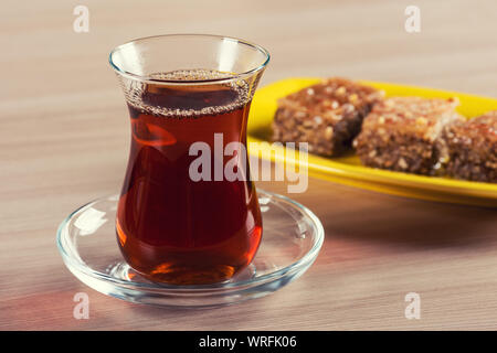 Duftende schwarzer Tee in einem Glas Stockfoto