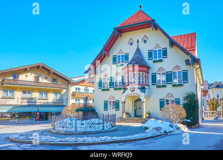 St. Gilgen, Österreich - Februar 23, 2019: Die schöne Fassade des Rathaus (Town Hall) mit kleinen Mozart Springbrunnen und Statue im Vordergrund, im Februar Stockfoto