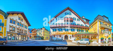 St. Gilgen, Österreich - Februar 23, 2019: Panorama der Mozartplatz mit mittelalterlichen Gehäuse, verziert mit geschnitzten hölzernen Balkonen, Bargeboards und Stockfoto