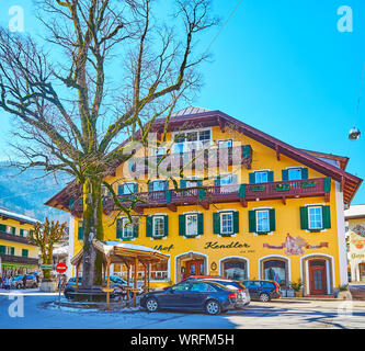 St. Gilgen, Österreich - 23. FEBRUAR 2019: Die Fassade der alten Guest House, im Dorf gelegen und mit geschnitzten Holzmöbeln dekoriert und gemalten Details, Stockfoto