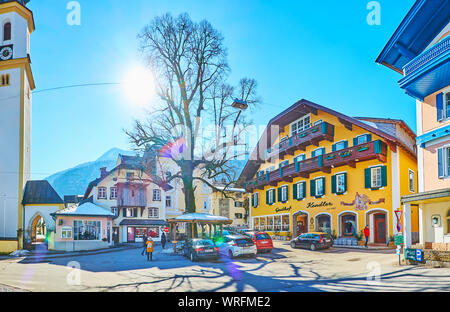 St. Gilgen, Österreich - Februar 23, 2019: historische architektonische Ensemble der Kirchenplatz Square mit erhaltenen malerischen Bauten und Pfarrkirche Belfried Stockfoto