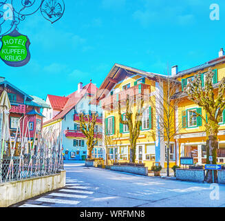 St. Gilgen, Österreich - Februar 23, 2019: Die alten Straßen und Plätze mit Blick auf historische Gebäude im traditionellen alpinen Stil, am 2. Februar Stockfoto