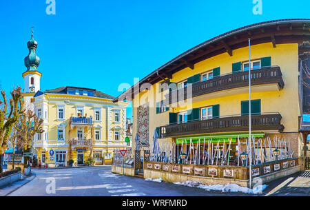 St. Gilgen, Österreich - 23. FEBRUAR 2019: Die Pichlerplatz Platz mit Tourist Hotels und Restaurants gesäumt, mit Skiern und vintage Bildern dekoriert Stockfoto