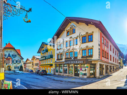 St. Gilgen, Österreich - 23. FEBRUAR 2019: Die Linie der alten malerischen Bauten in Mozartplatz Platz mit Rathaus auf dem Hintergrund, auf Februar Stockfoto