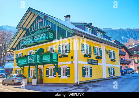 St. Gilgen, Österreich - 23. FEBRUAR 2019: Die Außenseite des traditionellen alpinen Gebäude, mit bunten Fensterläden aus Holz, Dach eingerichtet, geschnitzten Balkonen und f Stockfoto