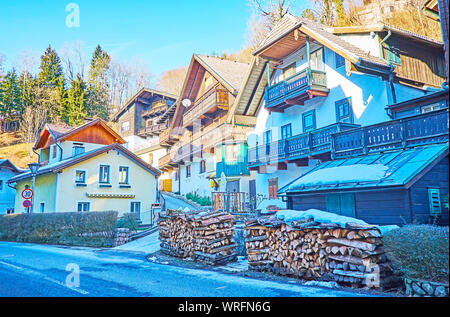 Die Stapel von Brennholz vor traditionellen alpenländischen Häusern der Marktgemeinde St. Wolfgang, Salzkammergut, Österreich Stockfoto