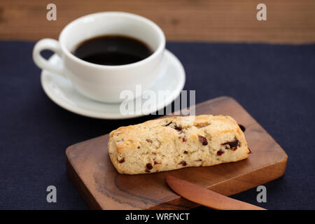 Getrocknete Früchte scisolated ein Keks mit einer Tasse Kaffee auf Holz Tisch isoliert Stockfoto