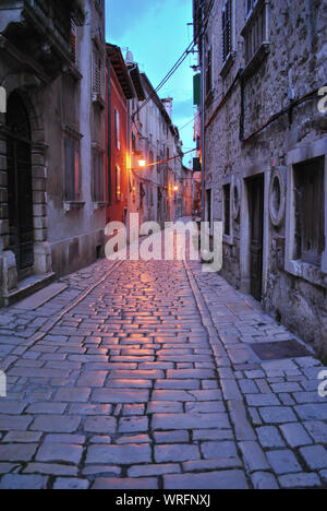 Gepflasterte Gasse in Rovinj, Kroatien, in der Dämmerung. Keine Menschen. Stockfoto