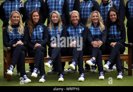 Team Europe's (von links nach rechts) Charley Rumpf, Azahara Munoz, Jodi Ewart Shadoff, Suzann Pettersen, Bronte Recht und Georgia Hall während der Team Foto auf Vorschau Tag zwei des Solheim Cup 2019 in Gleneagles Golf Club, Auchterarder. Stockfoto