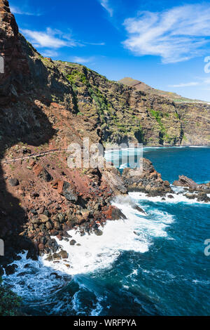 Gefährliche Trail entlang der Klippen nach Playa de Nogales Strand in La Palma, Spanien. Stockfoto