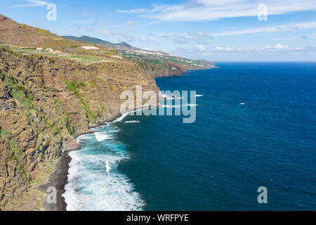 Hohe Wellen am Playa de Nogales Strand in La Palma, Spanien. Hohen winkel Blick von einem Aussichtspunkt auf dem Felsen mit einigen Touristen. Stockfoto