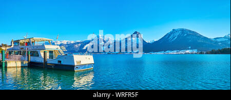 Die Schönheit der Alpen und Salzkammergut seen Genießen, Wandern entlang der Ufer des Wolfgangsees und beobachten die Postalm Bergregion, St. Wolfgang, Österreich Stockfoto