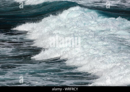 Detail von hohen Wellen am Playa de Nogales Strand in La Palma, Spanien. Stockfoto