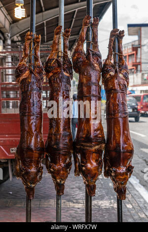 Manila, Philippinen - 5. März 2019: Calavite Straße in Salvacion Teil der Stadt. Vier ganze Ferkel gebraten auf Spits, genannt Lechon Baboy, angezeigt wi Stockfoto