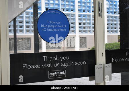 Ihren 40. Geburtstag zu feiern: mk (Milton Keynes' erste und größte Einkaufszentrum) eine blaue Plakette Trail von 40 fabelhafte Fakten geschaffen haben. Stockfoto