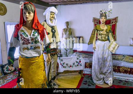 Traditionelle albanische Kostüme und Kunsthandwerk auf der Ethnolocical Museum der Stadt Pec (Peja) in der Republik Kosovo, im zentralen Bal Stockfoto