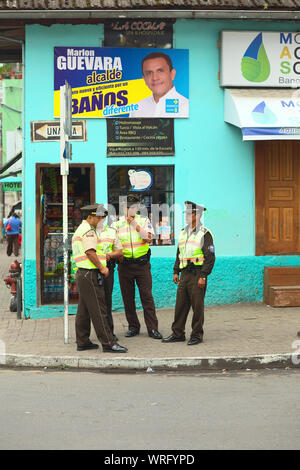 BANOS, Ecuador - 22. FEBRUAR 2014: Unbekannter Polizisten stand an der Ecke der Pedro Vicente Maldonado Straße an der Busklemme Stockfoto