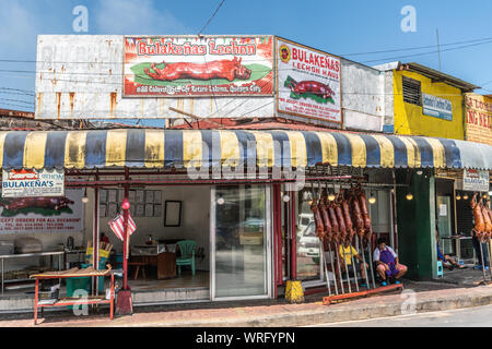 Manila, Philippinen - 5. März 2019: Calavite Straße in Salvacion Teil der Stadt. Straße Ecke mit zwei Lechon Baboy Unternehmen und ihrer großen Zeichen, Stockfoto