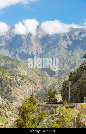 Blick auf den Eingang zur Schlucht der Caldera de Taburiente auf La Palma, Spanien mit der einzigen Zufahrtsstraße im Vordergrund. Stockfoto