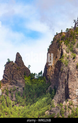 Aussicht aus dem Tal zu La Cumbrecita in La Palma, Spanien mit seinen hohen rock Nadel. Stockfoto