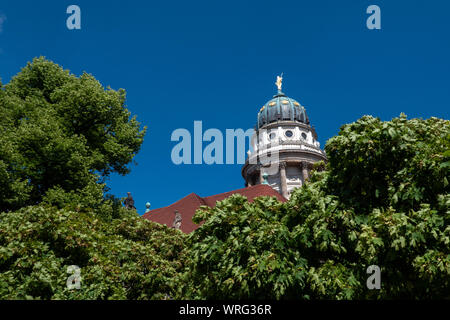 Berlin, Deutschland. 01 Juni, 2019. Die Deutschen Dom hinter Bäumen. Credit: Soeren Stache/dpa-Zentralbild/ZB/dpa/Alamy leben Nachrichten Stockfoto