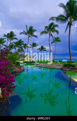 Mit Blick auf den türkisfarbenen Pool auf der tropischen Insel Koloa, Kauai, Hawaii, USA Stockfoto