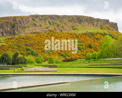 Ausblick auf Arthur's Seat in Edinburgh, Schottland, Großbritannien vom Holyrood auf einem hellen, sonnigen Tag. Stockfoto