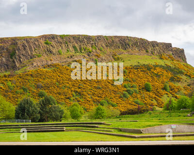 Ausblick auf Arthur's Seat in Edinburgh, Schottland, Großbritannien vom Holyrood auf einem hellen, sonnigen Tag. Stockfoto